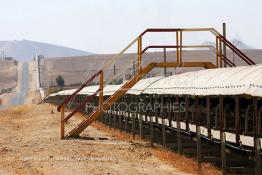 Image du Maroc Professionnelle de  Bande transporteuse des phosphates à Khouribga du Groupe OCP de L'Office chérifien des phosphates. Le Groupe OCP : Société anonyme fondée en 1920 et domiciliée au Maroc. Groupe OCP est le leader mondial des exportations des phosphates et produits dérivés, Mercredi 19 Septembre 2007. (Photo / Abdeljalil Bounhar) 